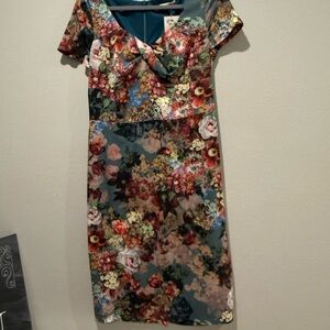 EUC Elegant Floral Midi Dress PTP 18”. Length 41” size Medium